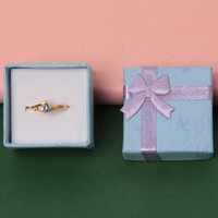Petite boîte cadeau rigide en forme de cube pour bagues et pendentifs avec nœud pour Noël et anniversaire