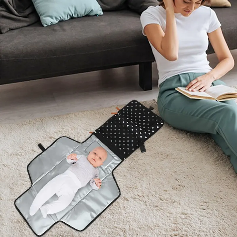 Trocador de fraldas de bebê portátil à prova d'água ideal para pais ocupados, kit de troca de fraldas de viagem perfeito com bolsos para lenços inteligentes
