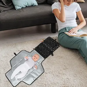 Ideal para padres ocupados, portátil, impermeable, cambiador de pañales para bebés, Kit de cambio de viaje perfecto con bolsillos de toallitas inteligentes