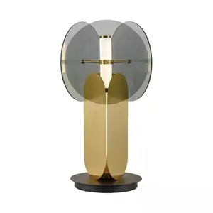 Постмодернистский свет роскошный стиль прикроватная лампа подходит для кафе отеля металлическая стеклянная настольная лампа ночник
