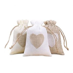 ถุงของขวัญผ้ากระสอบสีขาวแบบมีเชือกผูก ปรับแต่งได้ รีไซเคิลได้ เป็นมิตรกับสิ่งแวดล้อม ลายหัวใจ  ขายจากโรงงาน  สามารถสั่งทำได้ - Product Image 4