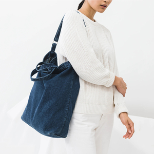 Bolsa de Compras Clássica WeiJu em Denim Reciclado, Tote Simples para Uso Diário, Alça Ajustável em Metal Prateado - Product Image 2