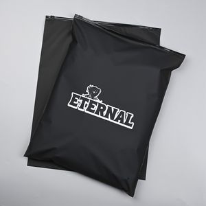 Sacs refermables en PE givré avec impression de logo noir mat, avec logo personnalisé pour l'emballage des sweats à capuche - Product Image 1