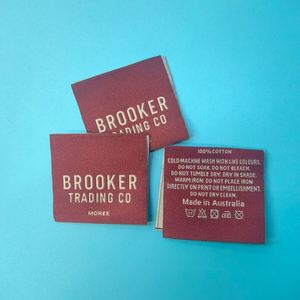 Étiquettes de vêtements tissées rectangulaires pliées au centre en polyester durable, personnalisables avec logo OEM/ODM, fabriquées en Chine - Product Image 2