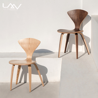 Chaise de salle à manger en finition en noyer, meuble moderne, en osier et contreplaqué