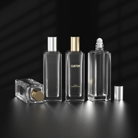 Flacon à billes en verre carré givré de luxe de 50ml avec couvercle à rouleau d'or et d'argent Volume d'huiles de flacon à rouleau de parfum personnalisé 30ml/100ml