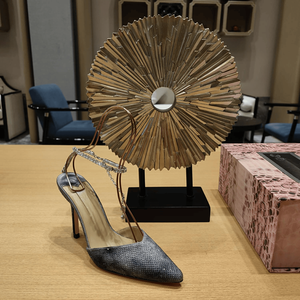 Escarpins Jimmy scintillants entièrement recouverts de strass, à talon aiguille, avec chaîne pendante à la cheville, bout pointu, pour invitées de mariage - Product Image 1