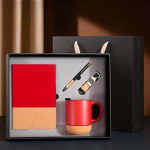 Ensemble cadeau d'affaires élégant avec logo personnalisé, comprenant un carnet, un porte-clés en métal, une tasse en céramique et un stylo à bille - Cadeaux parfaits pour les événements promotionnels - Product Image 4