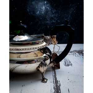 Teiera Elegante con Manico in Bakelite di Gabriella P. Sheffield - Product Image 4