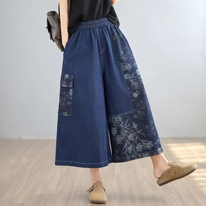 Pantacollant in denim con stampa floreale primavera estate 2026 all'ingrosso, vita elasticizzata, pannello asimmetrico, gamba larga, <span class=keywords><strong>pantaloni</strong></span> cropped da donna taglie forti - Product Image 1