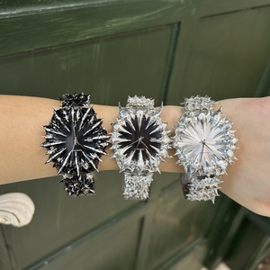 Reloj Personalizado de Acero Inoxidable con Movimiento de Cuarzo de 38 mm, Diseño Único con Forma de Garra de Alabastro, Pantalla Digital Decorativa con Púas para Hombre - Product Image 1