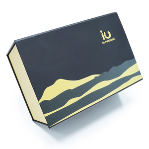 Boîte cadeau en carton noir personnalisée avec poignée de transport, rectangulaire, plate et magnétique, avec logo en relief, emballage de produit - Product Image 5