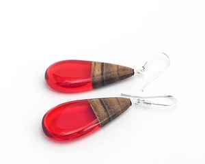 Boucles d'oreilles en résine et en bois écologiques, bijoux faits à la main, design tendance et léger, idéal pour le port quotidien, les fêtes et les occasions spéciales - Product Image 2