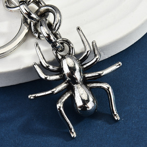 Porte-clés araignée 3D en métal style punk cool, plaqué or/noir/argent, breloque de sac style gothique, accessoire pour clés de voiture pour hommes - Product Image 3