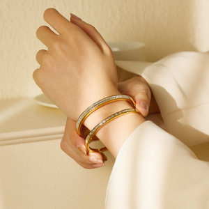 Bracciale a Polsino Aperto Regolabile in Oro per Donne, Elegante Gioiello con Cuore in Zirconia Cubica e Diamanti - Product Image 2