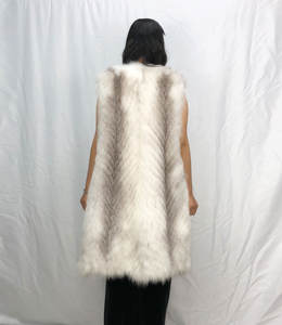 फैक्टरी आउटलेट एक टुकड़ा कस्टम प्राकृतिक रंग उच्च गुणवत्ता वी धारी महिलाओं पार फॉक्स लंबी असली फर बनियान - Product Image 6