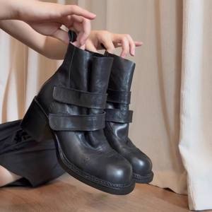 Botines de tacón de bloque de cuero genuino de vaca retro fruncidos para mujer, botas cortas de media pantorrilla con suela gruesa y cierre de velcro - Product Image 3