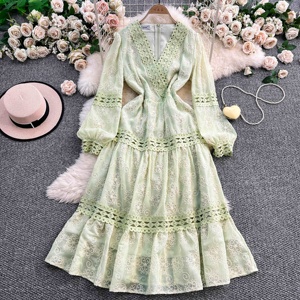 Vestido Feminino Estilo Corte Francês com Manga Lanterna Bordada, Design Vazado Floral com Decote em V e Saia Longa Elegante - Product Image 1