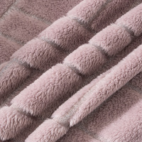 Plaid en flanelle rose à chevrons géométriques gaufrés avec logo personnalisé, en polaire texturée 3D douce et unie pour canapé et chambre