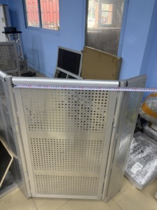 Barrière de concert en aluminium sur mesure OEM avec <span class=keywords><strong>tube</strong></span> interne en forme de fleur de prunier, base antidérapante et coins emboîtables - Product Image 1