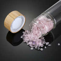 Bouteille d'eau en verre avec couvercle en bambou Elixir Factory, pierres précieuses énergétiques : quartz rose et œil de tigre en éclats