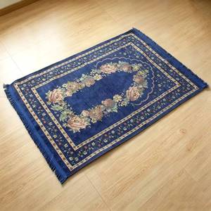 Alfombra de Oración Musulmana Tejida de Chenilla con Diseño Floral, Lavable, Plegable y Portátil, para el Hogar, Campamentos y Picnic - Product Image 1