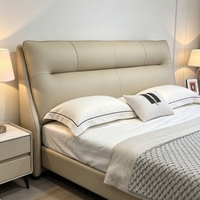 Cadre de lit en bois massif avec sommier à lattes, tête de lit incurvée et capitonnée, couleur crème, pour chambre d'hôtel