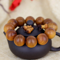 Bracelet en perles de cyprès vieilli