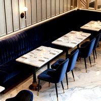 Ensemble de mobilier commercial sur mesure Ron Group : banquette en velours, table carrée en marbre, chaise et table pour restaurant