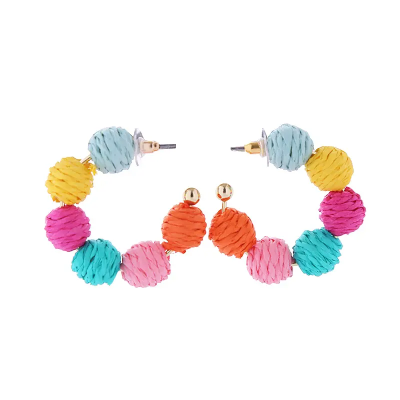 Boucles d'oreilles pendantes en forme de boule de raphia en rotin mignon Boucles d'oreilles créoles en perles enveloppées de paille de raphia multicolore