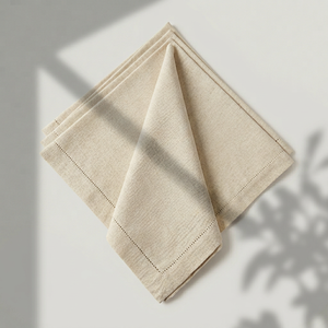 Serviettes personnalisées 100% lin faites à la main avec motifs brodés en trois dimensions, carrées 6x6 pouces, lavables en machine, décoration d'intérieur - Product Image 1