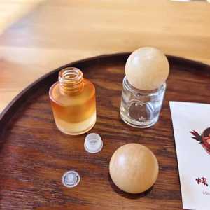 Bouteille en verre vide pour huiles essentielles, 15 ml, 30 ml, avec bouchon rond en bois, nouveau design, logo personnalisé, orange transparente, vente chaude - Product Image 4