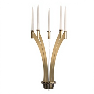 Porte-bougie décoratif moderne en métal doré à cinq lumières pour table à manger, décoration intérieure, centre de table, accent d'intérieur - Product Image 1