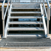 Escalier industriel extérieur en acier galvanisé avec marches antidérapantes en acier grillagé, grille d'escalier soudée avec plaque de surplombage