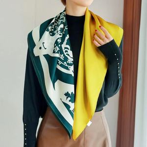 أوشحة حريرية ساتان مخصصة شال فاخر بتصميم حك تصميم كبير مربع طباعة فولارد إن صوي للنساء مع شعار الشركة - Product Image 1