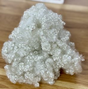 Relleno de Poliéster con Fibra de Poliéster 15D 51mm HC, Fibra de Poliéster Siliconada Hueca Conjugada Certificada para Hilado - Product Image 1