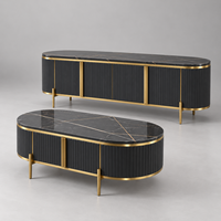 Ensemble de meuble de salon WYRAX Airport Lounge, buffet noir à panneaux cannelés et table basse ovale avec dessus aspect marbre, rangement dissimulé et cadre doré