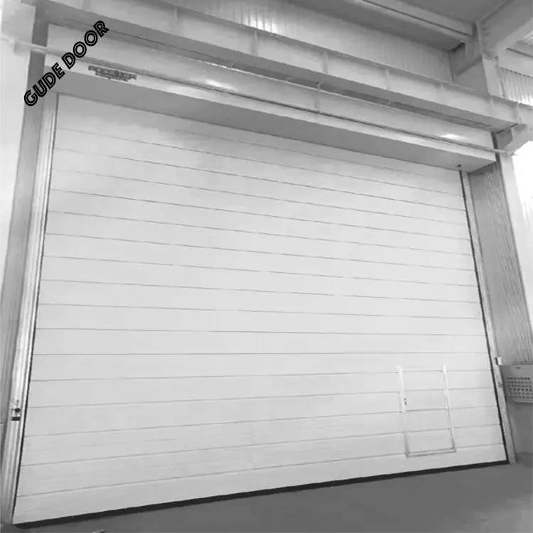 Surface finie de porte industrielle et de garage suspendue électrique en alliage d'aluminium à pleine perspective pour garages et espaces de travail