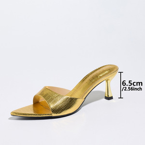 Nuovi Mules Dorati Metallizzati Xuanhui per Donne, Tacco a Spillo 6,5cm, Punta Affusolata, Sandali con Motivo in Rilievo, Scarpe da Festa e Matrimonio - Product Image 4