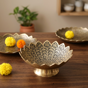Assiette décorative en métal faite à la main en forme de fleur, motif végétal gravé, style oriental, pour fêtes et réceptions - Product Image 6