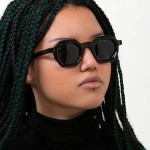 Gafas de Sol Retro 2025 con Logotipo Personalizado, Remaches Ámbar, Estilo Punk, Protección UV400, Poligonales, Pequeñas y Cuadradas para Hombre y Mujer - Product Image 4