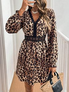 Abito Vintage da <span class=keywords><strong>Donna</strong></span> Francese con Scollo a V, Stampa Leopardata, Inserti in Pizzo, Poliestere Antistatico, Maniche Lunghe, Moda Elegante con Volant - Product Image 1