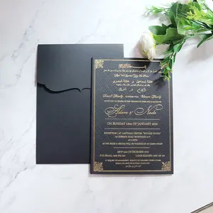 带有定制凹印图案的硬木板黑色婚礼邀请函