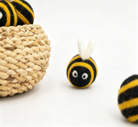 Jouet pour chat en feutre de laine en forme d'abeille mignonne, fait main, dessin animé, balle de jeu pour animaux de compagnie, doux, non toxique, jouet interactif pour chaton d'intérieur