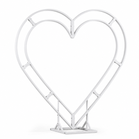 Arche de mariage en forme de cœur avec roses artificielles et structure en fer pour la décoration de fond de cérémonie
