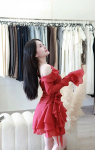 Minivestido rojo de un solo hombro con volantes en la cintura, hecho en Vietnam, de manga larga con puño con volantes. - Product Image 5