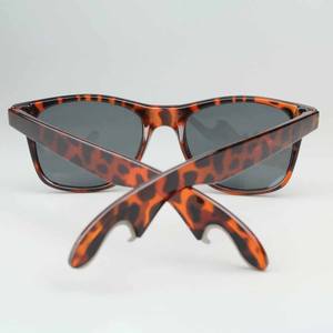 2025 venta al por mayor logotipo personalizado promocional material plástico reciclado precio barato gafas de sol abrebotellas protección UV400 Unisex - Product Image 5