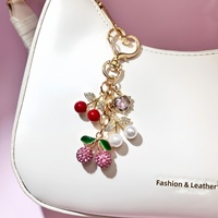 Nouveau porte-clés cerise transfrontalier en alliage orné de strass, pendentif de sac de luxe tendance pour femme, chaîne de suspension pour voiture