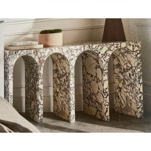 طاولة مقوسة الأكثر مبيعًا بتصميم فريد وخطوط بنفسجية عتيقة وقاعدة بيضاء من الرخام الطبيعي كأثاث زخرفي - Product Image 1