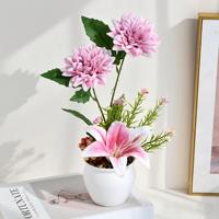 Composition florale artificielle de dahlias et de lys en pot, fausse composition florale dans un pot en céramique blanc pour la décoration de table et de la maison